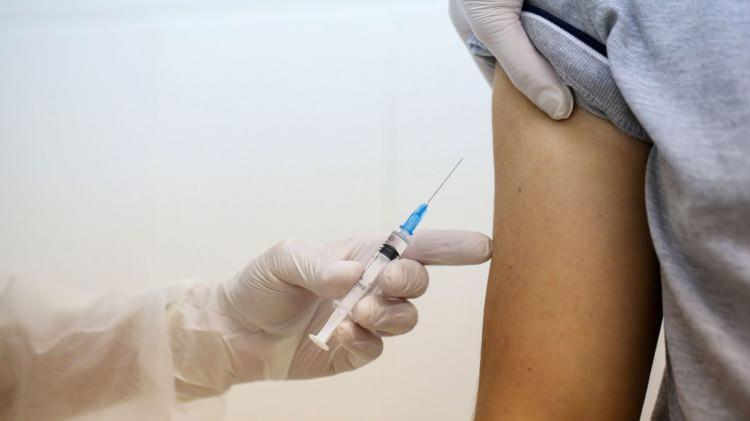 <p>Her iki RNA aşısı da klinik denemelerde yüksek etkinlik göstermişti. Binlerce deneğin katıldığı üçüncü aşama klinik denemelerin ardından BioNTech aşısının semptomatik vakaları engellemede yüzde 95, Moderna aşısının ise yüzde 94,1 etkili olduğu bildirilmişti.</p>