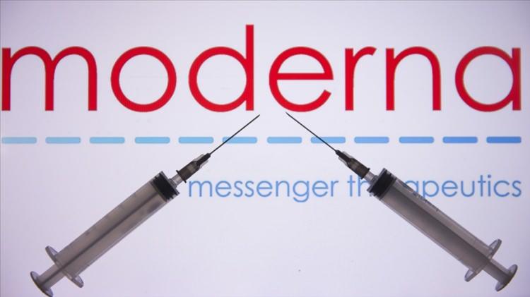 <p>Her iki aşı da formülünde mesajcı ribonükleik asit (mRNA) içeriyor. BioNTech/Pfizer'in geliştirdiği aşı, formülündeki RNA bileşimi sayesinde Kovid-19'u etkisiz kılan kan şekeri enzimleri ile alımlayıcı-bağlayıcı immünoglobulin G antikorlarını harekete geçirmeyi, hücre düzeyinde bağışıklık tepkisi yaratan CD4+ ve CD8+ glikoproteinlerini artırmayı amaçlıyor.</p>