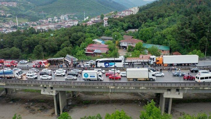 <p>Öte yandan feci kaza ve oluşan uzun araç kuyruğu havadan görüntülendi.</p>
