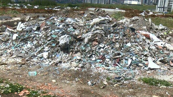 <p>Avcılar Tahtakale ve Başakşehir Bahçeşehir Mahalleleri, kaçak hafriyat döküm alanı haline geldi. Mahallelerde yapılan inşaatlardaki atıklar, kimliği belirsiz kişilerce boş alanlara dökülüyor. İki mahalledeki tüm boş alanlar, yapılan hafriyat dökümü nedeniyle inşaat atıkları ile doldu.</p>
