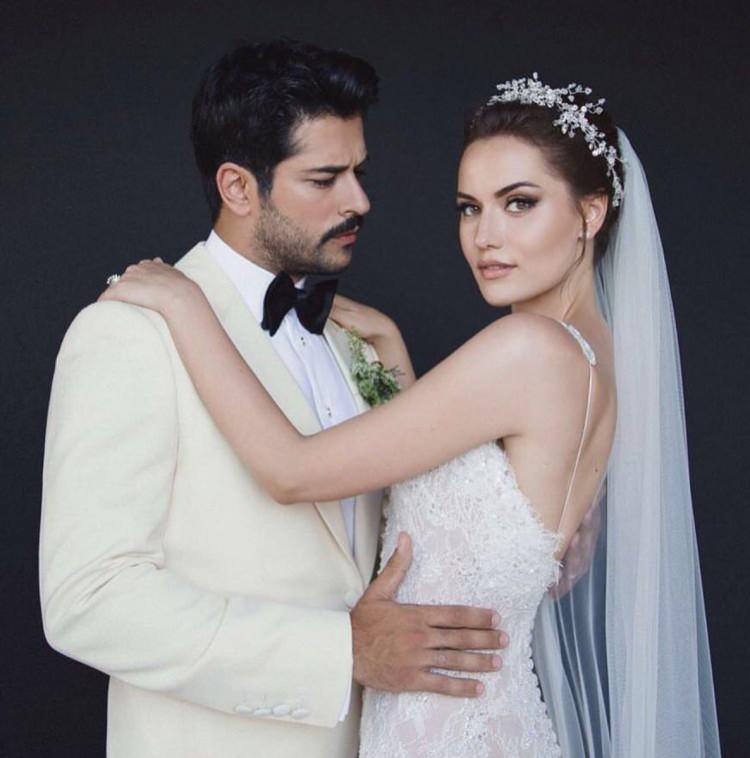 <p><span style="color:#B22222"><strong>"HALİMDEN MENUNUM" </strong></span><br />
<span style="color:#000080"><strong>Gazetecilerin, "Sakalsız halinizi özlediniz mi?" sorusuna, "Ben halimden memnunum da Karan benim o halimi hiç bilmiyor. Beni nasıl karşılar ben de merak ediyorum" dedi.</strong></span></p>
<p> </p>