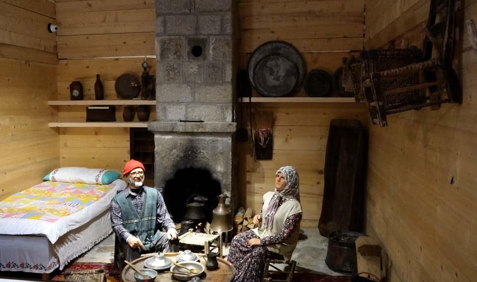 <p>Bu evi yapmışken şömine başına yine babaanne ve dedemin balmumu heykelini yaptırmak istedim. Babama, amcalarıma ve halama büyük bir sürpriz oldu. </p>
