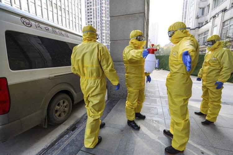 <p>Reuters haber ajansı, Wuhan kentinden dünyaya yayılan virüsü inceleyen ABD istihbarat raporuna ilişkin Beyaz Saray'dan bir kaynağa dayandırdığı haberinde, salgından bir ay önce bir laboratuvar çalışanın ciddi şekilde hasta olduğunu duyurdu.</p>
