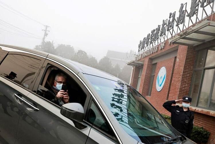 <p>WHO’nun son raporlar çerçevesinde bu konuda daha fazla araştırma yapması bekleniyor. Wuhan'daki saha incelemelerine katılan DSÖ uzmanı Marion Koopmans, koronavirüsün laboratuvarda üretildiği iddialarına ilişkin soruyu, "Bu tür iddialar istihbarat bilgilerine dayanıyor" ifadesiyle yanıtladı. Koopmans, "Benim tavsiyem bu tür salgınların çıktığı yerlerdeki bilimsel araştırma ziyaretlerini rutin hale getirmektir" dedi.</p>
