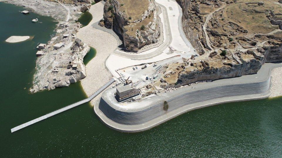 <p>Birçok medeniyete ev sahipliği yapan Hasankeyf ilçesi, Güneydoğu Anadolu Projesi'nin (GAP) en önemli projelerinden Diyarbakır, Batman, Mardin, Siirt ve Şırnak'ı kapsayan, Dicle Nehri üzerinde, gövde bakımından dünyanın en uzun, güç bakımından ise Türkiye'nin 4'üncü büyük barajı Veysel Eroğlu Barajı ve Hidroelektrik Santrali'nin yapımının ardından su altında kaldı. </p>
