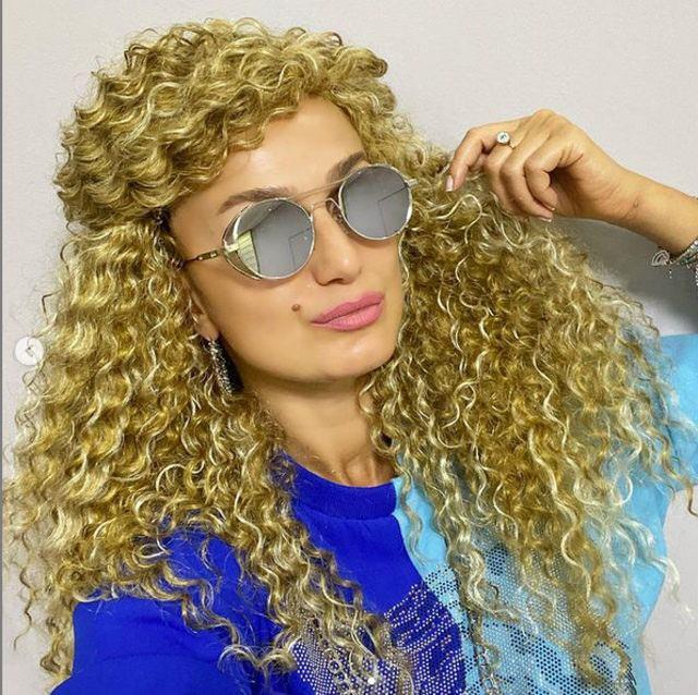 <p><span style="color:#B22222"><strong>Şimdi de yaza girerken dedim yine bir değişiklik yapayım ve bu kez de Afro dalgası yaptırayım. Vallahi ben ve buradaki herkes bayıldı. Umarım sizler de beğenirsiniz."</strong></span></p>
<p></p>