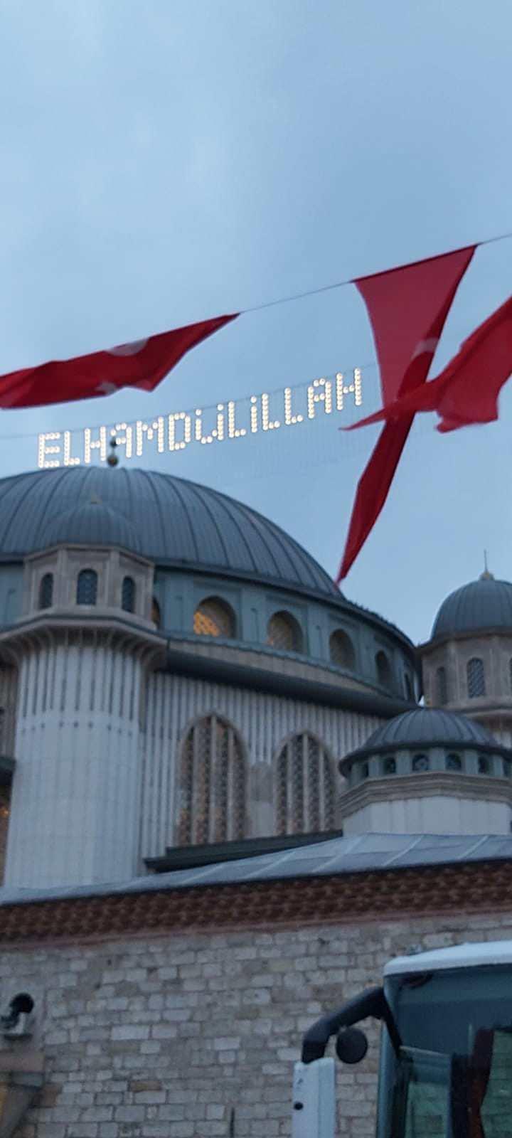 <p>Uzun yıllar yapımı beklenen Taksim Camii'ndeki ilk mahyada, "Elhamdülillah" ifadesi yer aldı. Taksim Camii'nin minarelerine asılan mahyanın görüntüleri sosyal medyada paylaşıldı.</p>

<p> </p>
