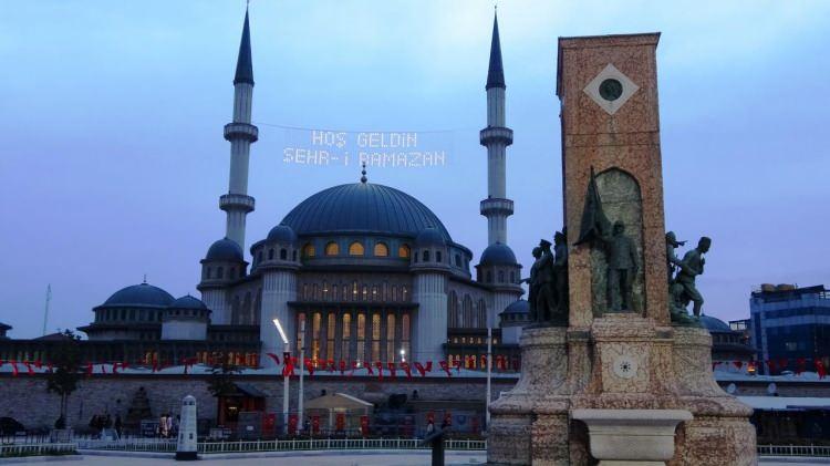 <p><strong>RAMAZAN AYINDA DA MAHYALAR ASILMIŞTI</strong></p>

<p>Açılışına kısa bir süre kalan Taksim Camii'nin minarelerine "Hoş Geldin Şehr-i Ramazan" yazılı mahya asılmıştı.</p>

<p> </p>
