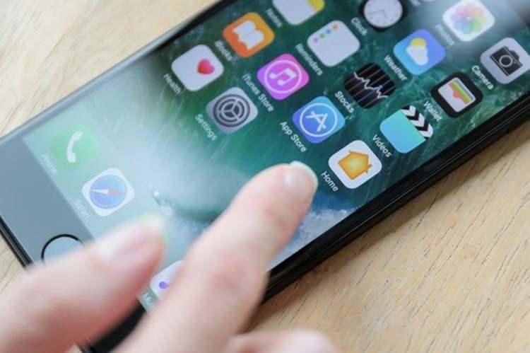 <p><strong>OLED EKRAN</strong></p>
<p>Şirketin iPhone 13 modelinde ekranlarda köklü bir değişikliğe gideceği belirtildi. Kore merkezli The Elec tarafından ortaya atılan iddiada Apple'ın Samsung'dan 120 Hz LTPO OLED paneli aldığı belirtildi.</p>