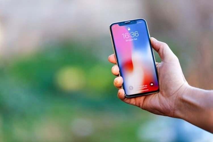 <p>Yeni nesil amiral gemisi telefonların favori ekranı olan 120 Hz LTPO OLED ekranın en büyük özelliği ekran yenileme hızının ihtiyaca göre değişmesi.</p>
<p> </p>