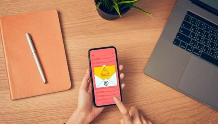 <p>Hertz ya da Hz akıllı telefonların ekranlarını anlatılırken çok kullanılan bir ifade. Bu ifade aslında saniye başına ekrandaki görüntünün yenilenmesi anlamına geliyor. 30 Hz'de ekran 30 kez yenilenirken 120 Hz'de ekran 120 kez yenilenmiş oluyor.</p>
<p> </p>