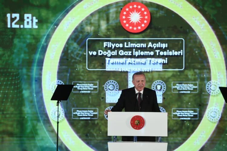 <p>TOPLAM REZERV 540 MİLYAR METREKÜP</p>

<p>Zonguldak'ta konuşan Cumhurbaşkanı Recep Tayyip Erdoğan, Amasra-1 kuyusunda 135 milyar metreküplük yeni bir doğalgaz keşfinin yapıldığını duyurdu. Böylece toplam rezerv 540 milyar metreküpe ulaştı.</p>

<p>Muhalefetin müjde karşısındaki tavrı CHP Grup Başkan Vekili Altay'ın daha önce dediği gibi "Bu hükümet dünyanın en iyi işini de yapsa alkışlamayız" sözlerinin hala geçerliğini sürdüğünü gösteriyor.</p>
