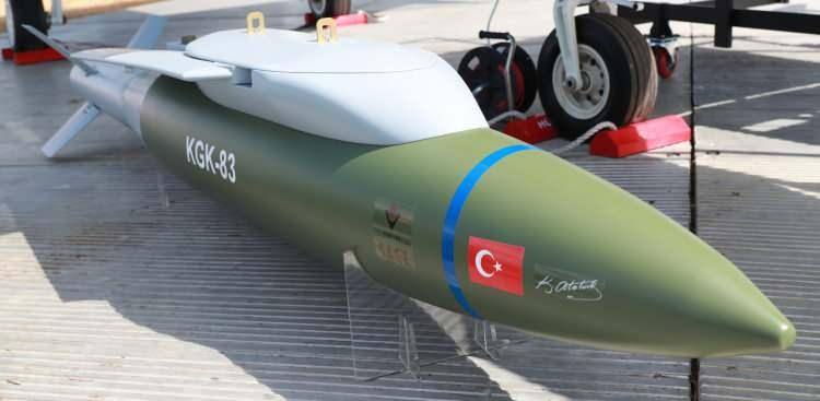 <p>Okumuş, “Enerjik malzeme, termobarik patlayıcıların yeni varyantları çalışılıyor. SAGE’nin kendisine çizdiği yol haritası savunma sanayinde yeni ve dışa bağımlı olduğumuz silah sistemleri ve teknolojileri Ar-Ge yoluyla ordumuza kazandırmak üzerine kuruludur. SAGE kritik mühimmat projelerini sistem bazında çalışırken bir yandan da bunları tamamlayan alt sistem, bileşen ve malzeme teknolojilerinde çalışmalar yapacak” diye konuştu.</p>
