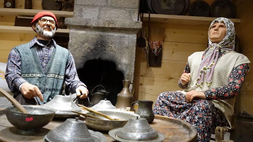 <p>Çiftin kıyafetleri giydirilen heykeller, çığ nedeniyle yıllar önce hasar gördükten sonra yeniden inşa edilen evin baş köşesine oturtuldu. </p>

