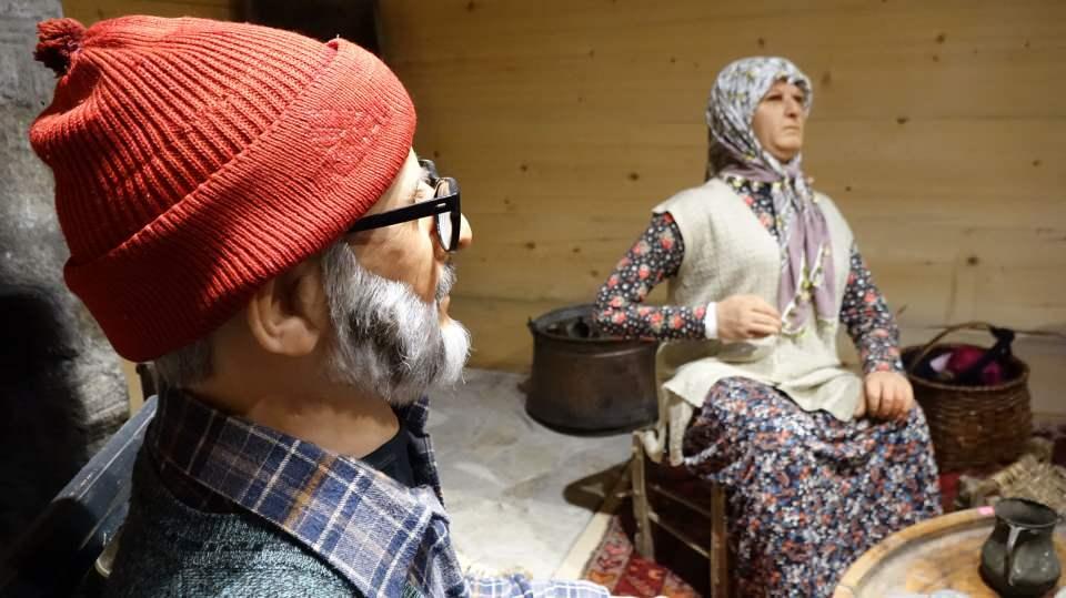 <p>İnan, doğal yaşam müzesine çevrilen evi, babaannesi ve dedesinin kullandığı eşya, araç ve gereçlerle donattı. Çiftin 4 çocuk, 43 torunu heykellerin elinden tutup, hasret gideriyor. </p>

<p> </p>

