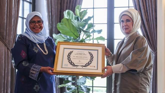 <p><span style="color:#000000"><strong>Cumhurbaşkanı Recep Tayyip Erdoğan'ın eşi Emine Erdoğan'a, Birleşmiş Milletler İnsan Yerleşimleri Programı UN-Habitat tarafından, Atık Alanında Akıllı Şehirler Küresel Şampiyonu ödülü verildi. Beştepe Devlet Konukevi'nde düzenlenen törende Erdoğan ödülü, UN-Habitat İcra Direktörü Maimunah Mohd Sharif'den aldı.</strong></span></p>
