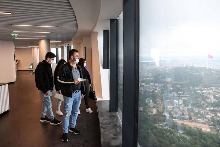 <p>Kenan Ayvaz, gazetecilere yaptığı açıklamada, Çamlıca Kulesi'ni ziyaret etmek için sabah Bolu'dan İstanbul'a geldiklerini belirterek, "Bir hafta önce de Almanya'dan gelmiştik. Şu an kelebek gibi uçuyorum. Havadayız, gökyüzünde hissediyorum kendimi. Böyle bir eseri herkesin görmesini isterim. İlk misafir olacağımızı düşünmüyorduk. Oğlum çok gelmek istiyordu ve sabah direkt buraya geldik. İlk ziyaretçi olmak bizim için de sürpriz oldu. Hediye de çok güzel oldu. Ömür boyu bu anı hiç unutmayacağız. Almanya'ya döndüğümde bütün çevreme harika bir eser olduğunu söyleyeceğim" ifadelerini kullandı.</p>