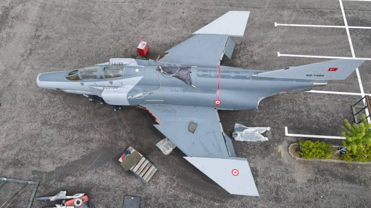 <p>Merkezde kurulumu tamamlanan keşif ve bombardıman uçağı hakkında bilgi veren Mirahmetoğlu, "RF-4 E Phantom II, 1969 yılında üretilmiş. Bu uçak, anı uçağı olarak merkezimize getirildi. Uçak, 1993 yılında ordumuza katıldı. Uzun süre başarıyla hizmet verdi ve 2007 yılına kadar hizmetine devam ettikten sonra emekli edildi. Şu anda uçağımızı merkezimize taşıdık." dedi.</p>
