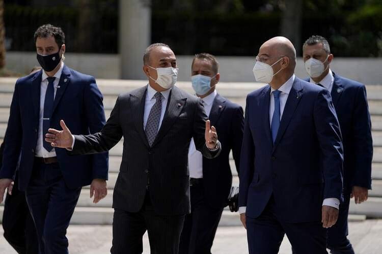 <p>CNN Yunanistan'daki analize göre, konuk bakan Çavuşoğlu mevkidaşı Dendias'la Maximos Sarayı'ndan Dışişleri Bakanlığı binasına yürürken Ankara'nın farklı bir yol izleyeceğinin sinyallerini verdi.</p>

<p> </p>
