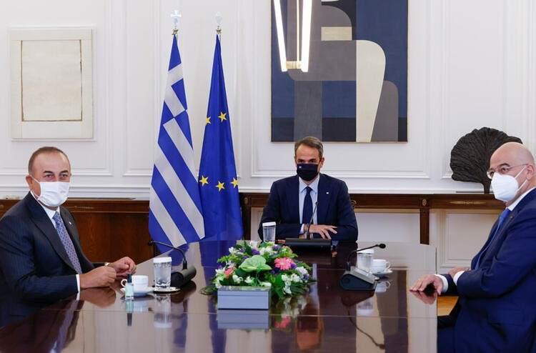 <p>Türk bakan bugün hem mevkidaşı hem de Başbakan Kiryakos Miçotakis'le bir araya geldi. CNN Yunanistan, Maximos Sarayı'ndaki randevu öncesi Dendias'ın mevkidaşı Çavuşoğlu'nu merdivenlerde karşıladığını bildirdi. Söz konusu randevular, yıllar sonra Atina'da gerçekleşen en üst temas özelliği taşıyordu.</p>

<p> </p>
