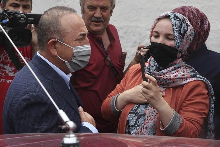 <p>Yunan Dışişleri Bakanlığı, apar topar resmi bir açıklama yayınladı ve Çavuşoğlu'nu gerçeği saptırmakla suçladı. Atina yönetimi, Batı Trakya'da yaşayanları Müslüman azınlık olarak tanımlıyor ve birçok etnik kökenden geldiklerini ileri sürüyor.</p>
<p> </p>