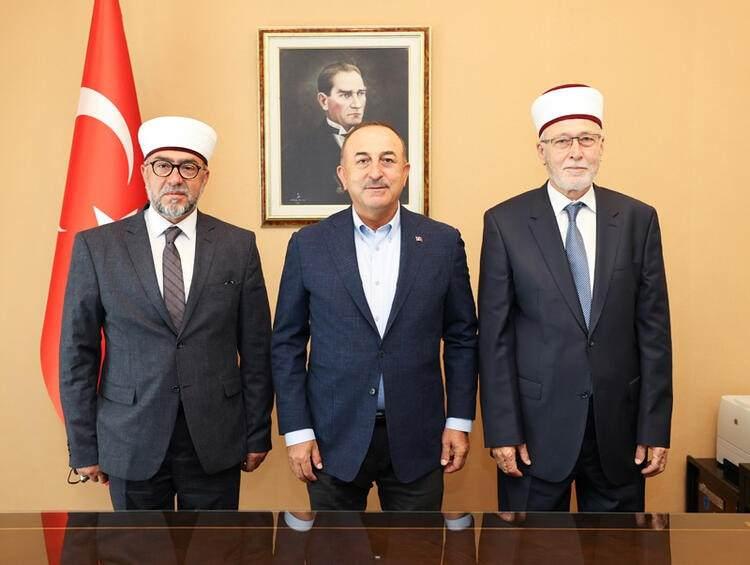 <p>Atina yönetiminin resmi açıklamasında Batı Trakya'daki azınlığın yaklaşık 120 bin 'Yunan vatandaşını' kapsadığı belirtildi, "Türkiye'nin bu gerçeği sürekli çarpıtma girişimleri ve bu vatandaşların haklarının korunmayacağı iddiaları ve ayrımcılık iddiaları asılsızdır ve bunları kesinlikle reddediyoruz" denildi.</p>
<p> </p>