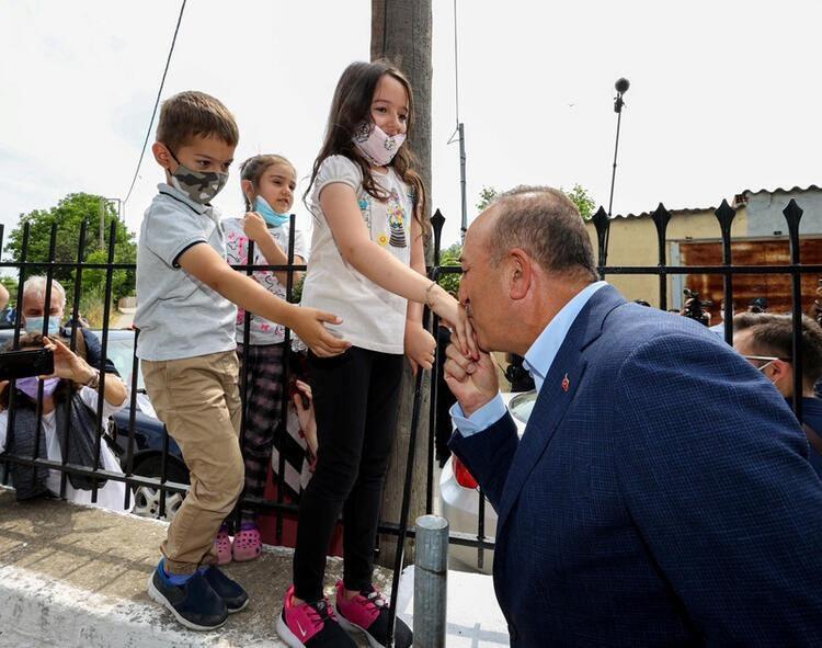 <p>To Vima ayrıca, Gümülcine Celal Bayar Azınlık Lisesi ziyaretinde Çavuşoğlu'nun okul dışında bekleyen kalabalığa 'Size Cumhurbaşkanımız Erdoğan'ın selamlarını getirdim' dediğini sayfalarına taşıdı.</p>
<p> </p>