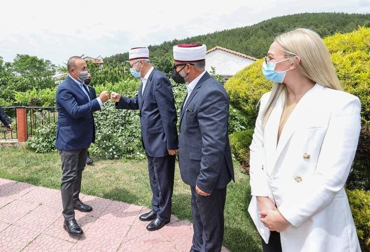<p>YAKLAŞIK 150 BİN TÜRK YAŞIYOR </p>
<p>Türkiye Dışişleri Bakanlığı verilerine göre, Yunanistan'ın kuzeydoğusundaki Batı Trakya'da yaklaşık 150 bin Türk azınlık yaşıyor. Atina yönetiminin bölgedeki hak ihlalleri de yine Ankara'nın açıklamalarına yansıyor.</p>