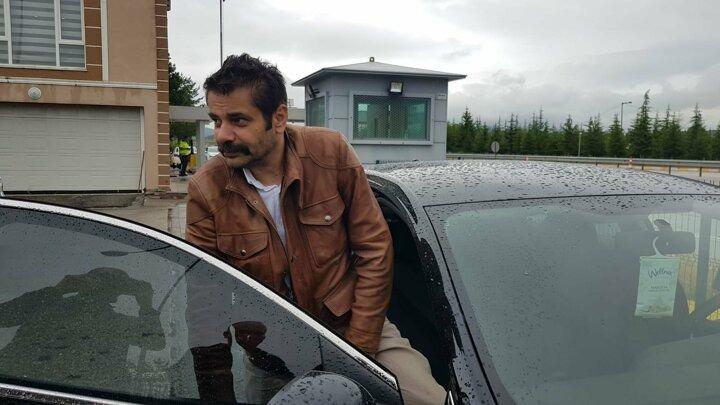 <p>Ankara'dan İstanbul yönüne giden MHP İzmir Milletvekili Hasan Kalyoncu'nun kullandığı 06 CCC 035 plakalı otomobil, Çaydurt mevkisinde yağış nedeniyle kayganlaşan yolda kontrolden çıkarak bariyerlere çarptı.</p>
