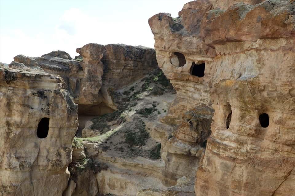 <p>Kaymakam Balcı, ziyaret sonrası AA muhabirine, mağaraların içerisinin oldukça geniş olduğunu ve ulaşım kolaylığı bulunduğunu söyledi.</p>

<p> </p>
