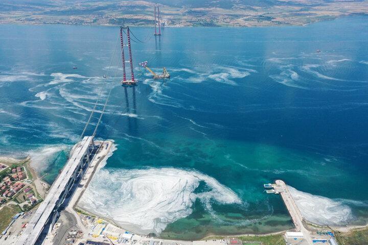 <p>Marmara Denizi sahillerinde görülen ve rüzgarın etkisiyle kıyılara sürüklenen müsilaj (deniz salyası) yoğunluğu drone kamerasına yansıdı.<br />
 </p>
