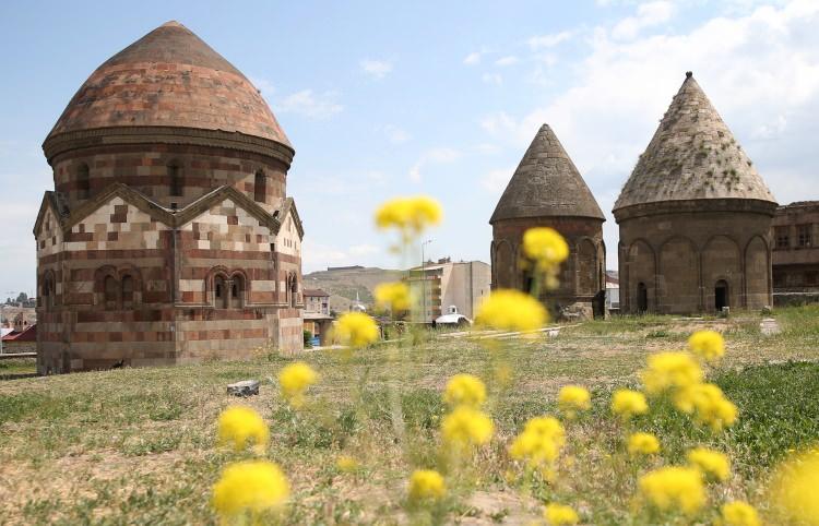 <p>Sekmen, millet bahçelerinde kapalı mekanların da bulunduğunu anlatarak, vatandaşların hem yazın hem de kışın buralarda vakit geçirebildiğine işaret etti.</p>
