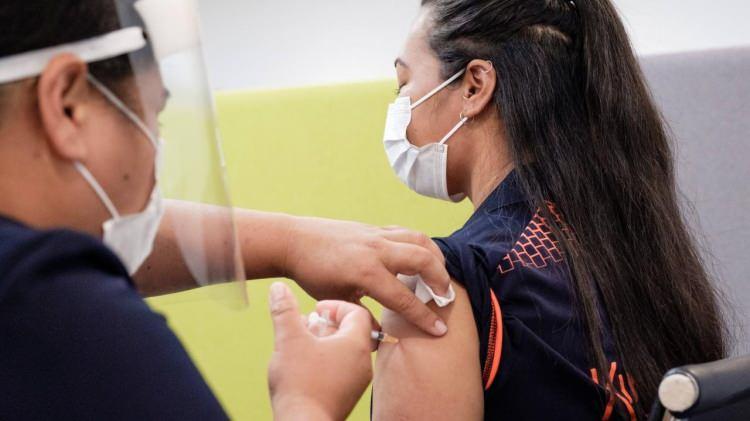 <p>Ülkede maske zorunlu olmasa da hükümet hala maskelerin kalabalık ve kapalı ortamlarda takılmasını teşvik ediyor.</p>