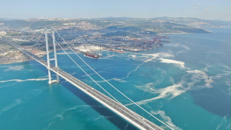 <p>Deniz salyası ile birlikte korkutan manzaranın oluştuğu Osmangazi Köprüsü drone ile havadan görüntülendi.</p>
