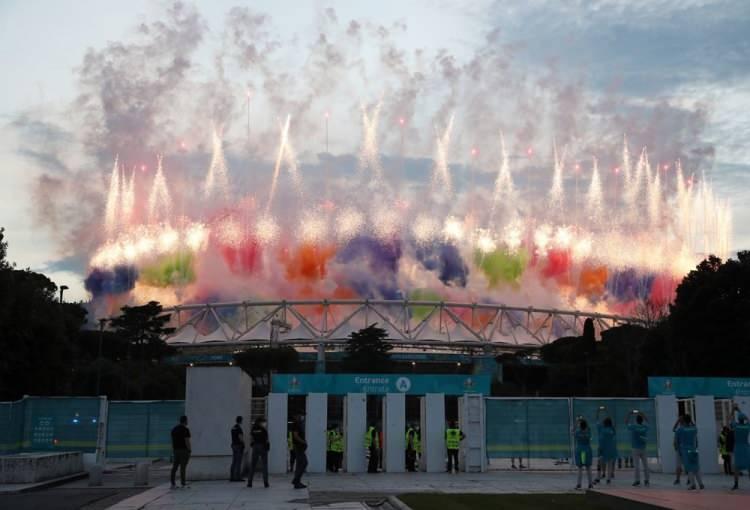 <p>Andrea Bocelli'nin ardından İrlanda'nın dünyaca ünlü rock grubu U2'nun EURO 2020'nin açılış seremonisi için söylediği şarkı online olarak Roma Olimpiyat Stadı'nda skorboardlara yansıtıldı.</p>
