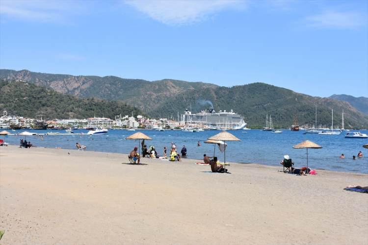<p>Aralarında dünyaca ünlü şeflerin yönettiği 11 restoran ve 19 barın bulunduğu gemide cam teraslar, Lego salonu, Aquapark, F1 aracı simülatörü ve geminin 15 metre üstüne gerilen teleferik deneyimi sağlayan zipline gibi aktiviteleriyle diğer gemilerden farklılaşıyor.</p>
