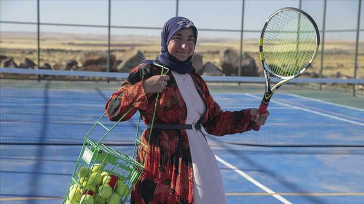 <p><span style="color:#000000"><strong>Gençlik ve Spor Bakanı Mehmet Muharrem Kasapoğlu'nun talimatıyla Şanlıurfa'nın kırsal mahallelerinden biri olan Sarıbal'a yapılan tenis kortu sonrası 3 çocuk annesi Fatma Karakeçi, kızı için yöresel kıyafetlerini giyip tenis kortuna çıktı.</strong></span></p>
