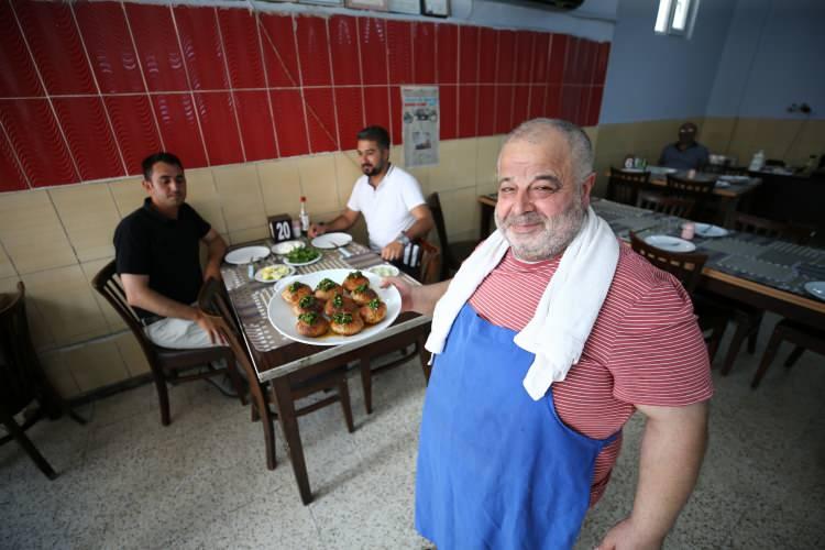 <p><strong>- "Özellikle mangalda içli köfte yemeye geliyoruz"</strong></p>

<p>Müşterilerden Ahmet Çetinkaya ise kentin yemek kültürünün yüksek olduğunu ifade etti.</p>

<p> </p>
