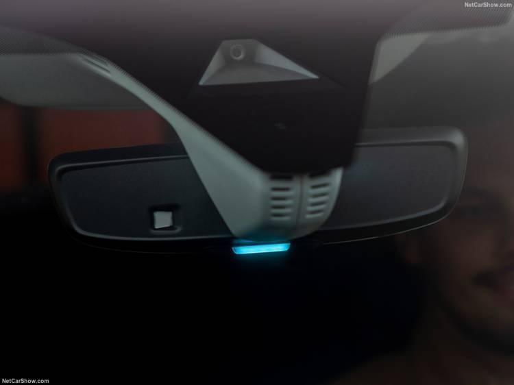 <p>Yenilenen ön bölümde matrix LED aydınlatmalarla Opel'in 100 metre ilerideki insan veya hayvanları tespit edebilen gece görüş kamerasıyla güçlendirildiği görülüyor.</p>
