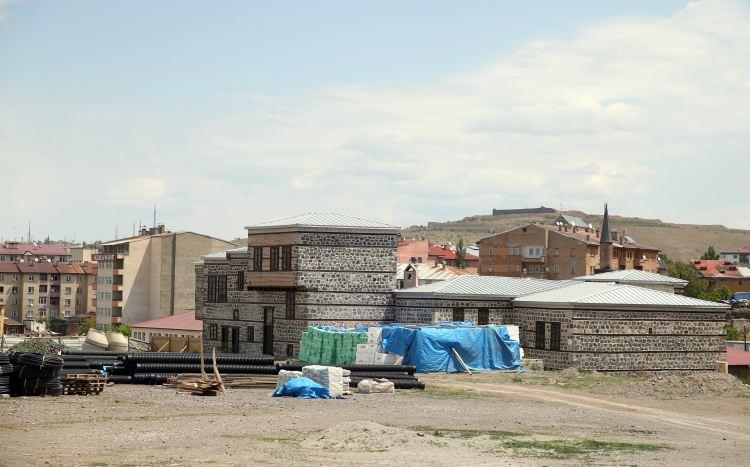 <p>Bu bölge şehrimizin en önemli dinlenme, gezinti alanlarından biri konumuna gelecek, burada tarih var, burası peyzajıyla çok güzel görünüme kavuşacak."</p>

<p> </p>

