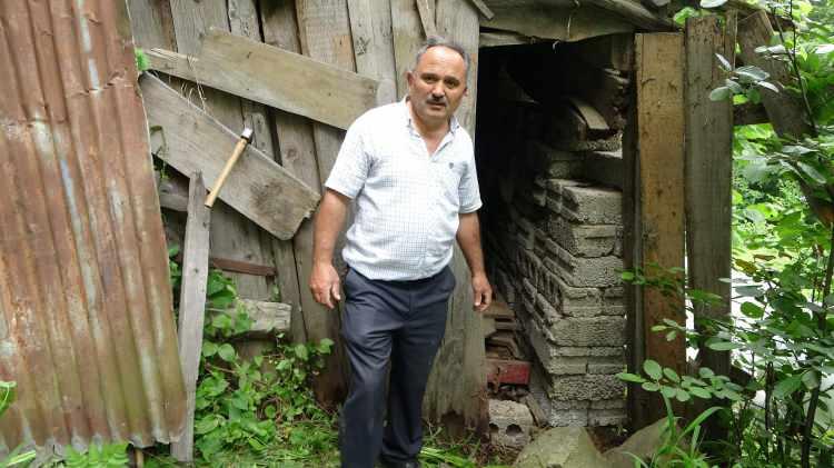 <p> Baba yadigarı olarakta satmayı bilmiyorum düşünebilir miyiz. Alıcı çıksa belki satabiliriz. Tamirat yapılmadı son zamanlarda yapmadık. 1980’li yıllarda yapılıyordu. Son zamanlarda gurbete çıkınca vazgeçildi. 1990 yılından sonra bakımını yapmadık diyebilirim. Çevremizden arabayı hapsettiler gibi söylentiler oldu. Biz de babamızın yadigarı olarak hiçbir şey düşünmüyoruz. O denemler arabayı 180 bin liraya alınmıştı. Şuan antika olarak satsak daha fazlaya gider. Hurdaya çok az gider. Biz antika olarak düşünüyoruz. Orijinaldir. 9 bin kilometrededir. Taliplisi olursa düşünürüz" ifadelerini kullandı.</p>
