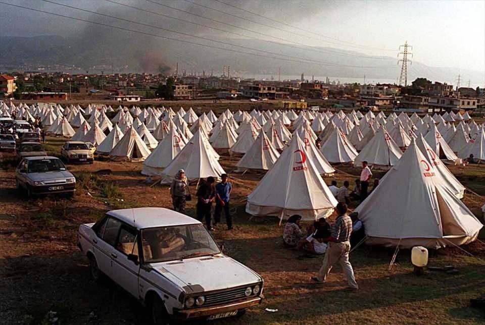 <p>Bunu aynı zamanda 2030 stratejisinde yer alan 'Toplumsal Dayanıklılığı Güçlendirmek' Programı'nın bir parçası olarak ele almaktadır. 2021 yılında 2 milyon gönüllüye ulaşmayı hedefleyen Kızılay, eğitilmiş gönüllülerde daha fazla insana daha hızlı 'iyilik' taşımayı amaçlamaktadır."</p>

<p> </p>

