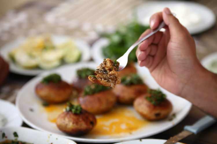 <p>Biz de mangalda içli köfteyi denemek için geldik. Normal içli köfteden çok farklı.</p>
