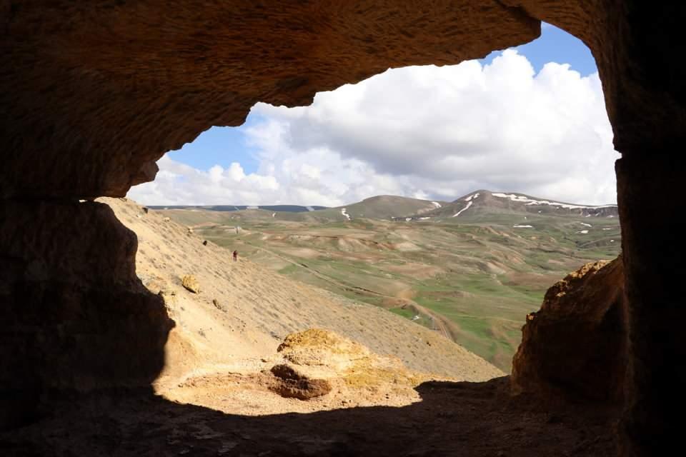 <p>Mağaralarda bulunan tandır ve çeşitli izlerin burada geçmişte insanların yaşadığını gözler önüne serdiğini ifade eden Özden, "Vatandaşlarımızın gelip burayı ziyaret etmelerini istiyoruz. Burası tamamen tarih kokan bir yer. </p>
