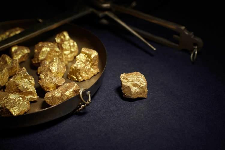 <p>"YENİ SONDAJ ÇALIŞMALARIMIZDAN OLUMLU NETİCELER ALIYORUZ"</p>

<p>Muhiddin Gülal, Koza Altın'ın 2019'da 11 ton, geçen yıl ise 8,1 ton altın üretimi gerçekleştirdiğini aktararak, Türkiye'nin 42 ton olan yıllık altın üretimini gelecek 5 yılda 100 tona, Koza Altın'ın ise minimum 15 tona yükseltmeyi hedeflediklerini kaydetti.</p>
