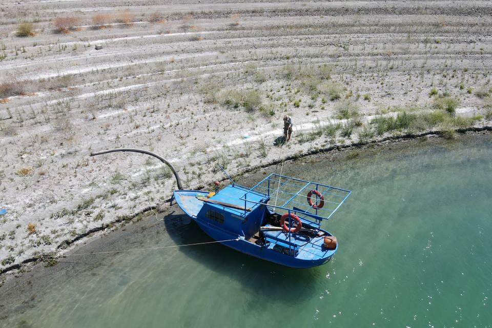 <p>Baraj gölünde 10-15 dakikalık yolculuğun sonunda adasına kavuşan Abay, kulübesinde birkaç dakika dinlenip doğanın sesine kulak veriyor ya da eşine ait fotoğrafa bakarak geçmiş günleri yad ediyor.</p>

<p> </p>
