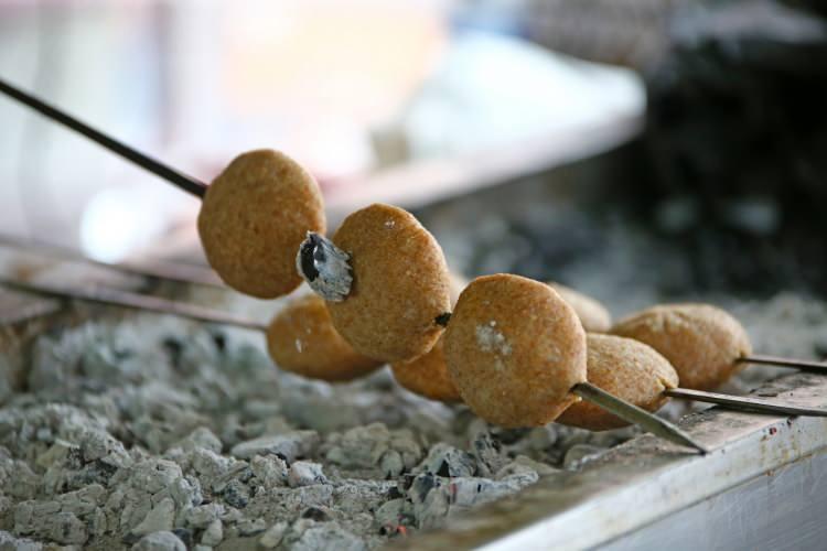 <p>Merkez Yüreğir ilçesindeki bir restoranda, kentin tescilli lezzeti Adana içli köfte, klasik pişirilme yöntemi olan suda haşlanmıyor veya yağda kızartılmıyor.</p>

<p> </p>
