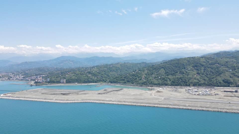 <p><strong>"Dolgudan kaynaklı esnemeye karşılık çok özel bir plastik malzeme olan 'Geogrid' kullanılıyor"</strong><br />
<br />
Rize Valisi Kemal Çeber, Ordu-Giresun Havalimanı’nın yapımı esnasında sadece terminal binasında bir bölümde kullanılan ve faydası görülen 'Geogrid' isimli malzemenin geliştirilmiş şeklinin Rize-Artvin Havalimanı’nın pistinin altında uygulandığı ve dolgudan kaynaklı herhangi bir esnemeye karşı bu şekilde önlem alındığını söyledi. </p>