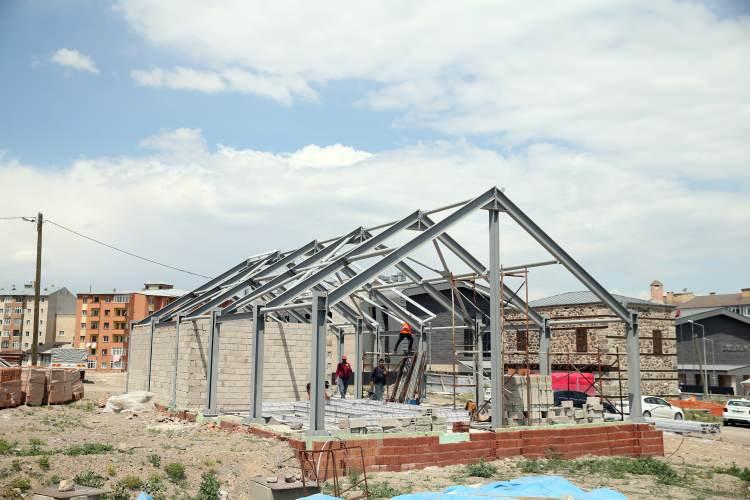 <p>Yapımı devam eden çalışmalarda bir taraftan eski mahalle dokusu yaşatılmaya çalışılırken diğer taraftan da Erzurum Morgeveni, Karayazı Ters Lalesi ve Tortum Süseni başta olmak üzere leylak, gül, karanfil, nergis, lale ve sümbül gibi türlerle oluşturulan Türk bahçesi kurulacak.</p>

<p> </p>
