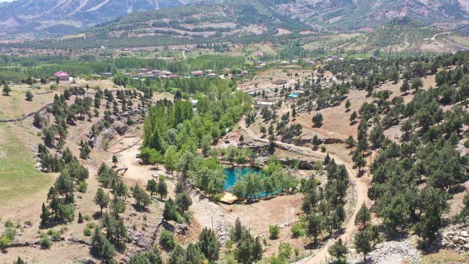 <p>Çok berrak olması ve bu nedenle de çok net bir görüş imkânı sunan Yeşilgöz'ün suyunun geldiği koridora giren dalgıçlar 135 metre sonra dar bir boğazla karşılaşırken, derinliği de 47.5 metre olarak ölçtü. Mevcut ekipmanlar nedeniyle daha fazla ilerleyemeyen dalgıçlar geri dönmek zorunda kaldı.</p>